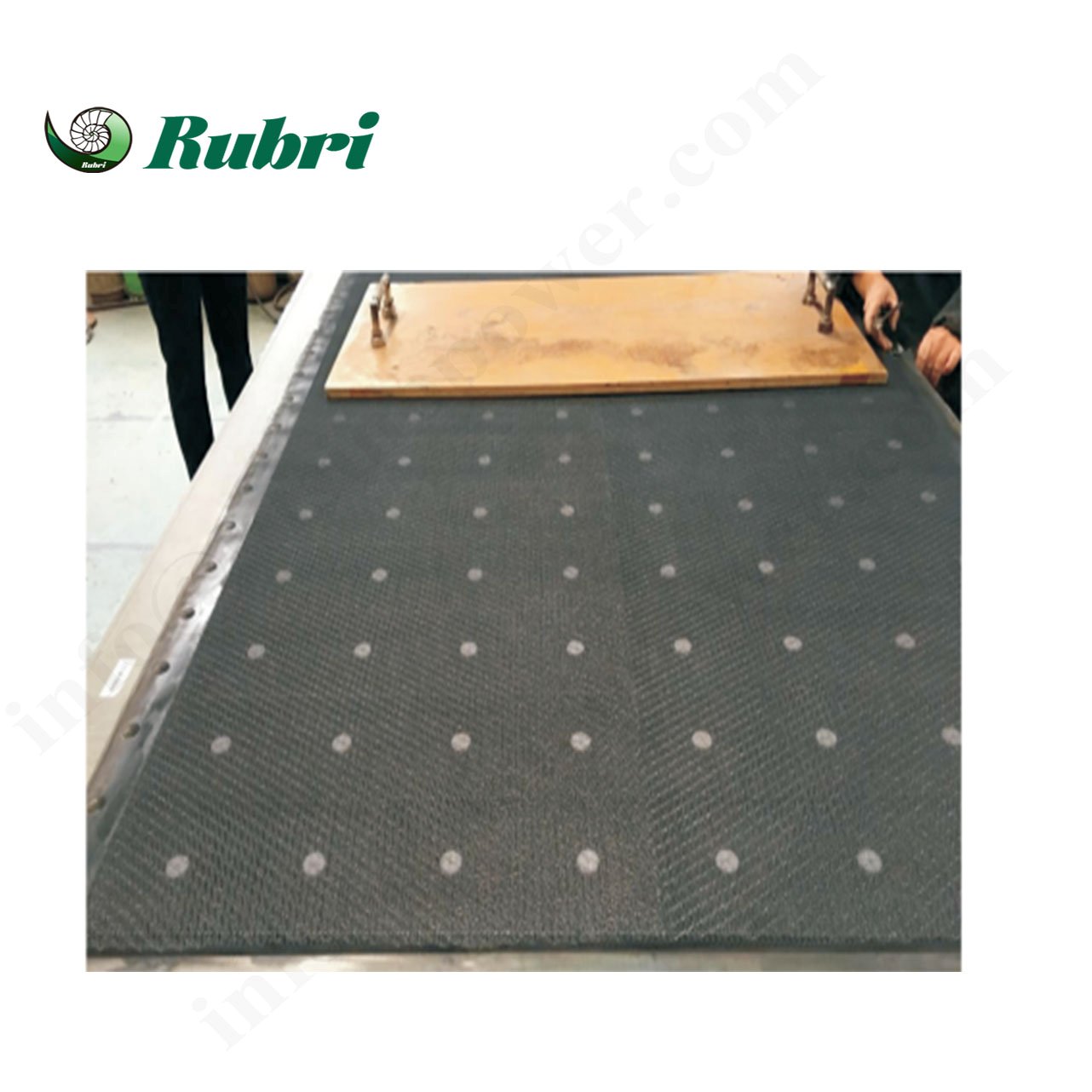 Ajuste da folga do cátodo em um eletrolisador cloro-álcali