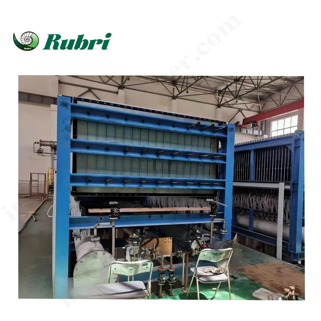 Como funciona o processo de eletrólise por membrana de troca iônica na indústria cloro-álcali?