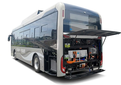 Os primeiros ônibus movidos a hidrogênio da Itália entram em operação em Bolonha; frota de 127 veículos é oficialmente lançada.